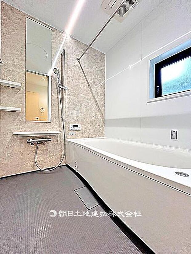 【浴室】清潔感のあるユニットバスです。浴室と洗面が一体となっており、掃除がしやすく日常使いに便利な仕様です。