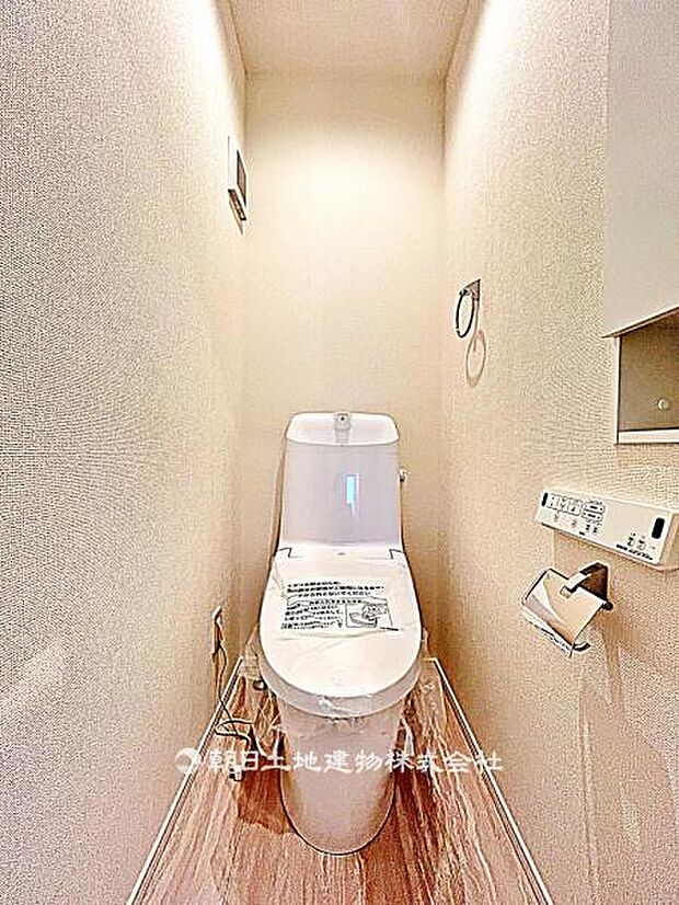 【トイレ】清潔感のあるトイレ空間です。シンプルな仕様でお手入れもしやすく、日常使いに安心して使える設備です。