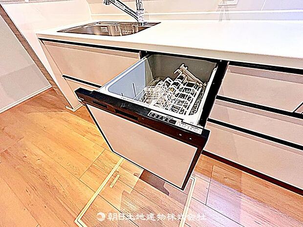 食洗器が備わったキッチンです。家事の効率が上がり、時間を有効に使えるため、快適で便利な生活をサポートします。