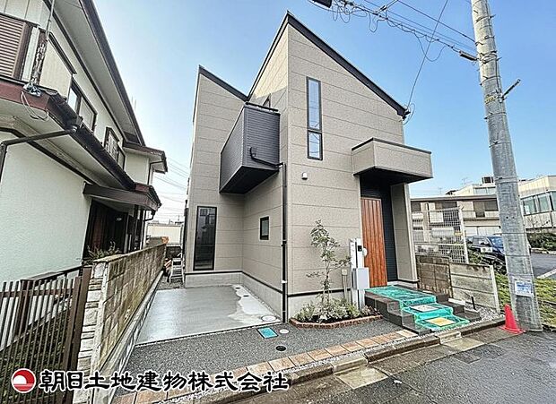 【外観】シンプルで洗練された外観が魅力です。街並みに馴染む上品なデザインで、流行に左右されにくく幅広い世代に好まれます。
