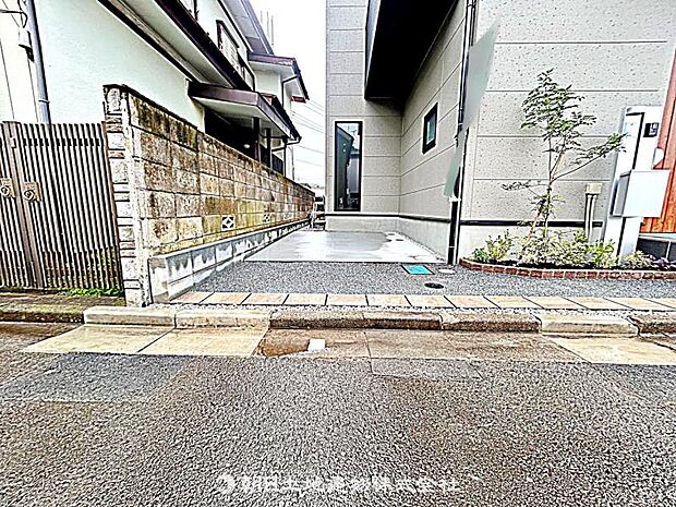 【駐車場】駐車場1台分付きです。家族の車や来客用にも対応でき、生活に便利な動線を確保した快適な住まいです。