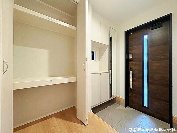 住まいの顔となる玄関は明るく清潔感のある空間。訪れる方を気持ちよく迎えます。