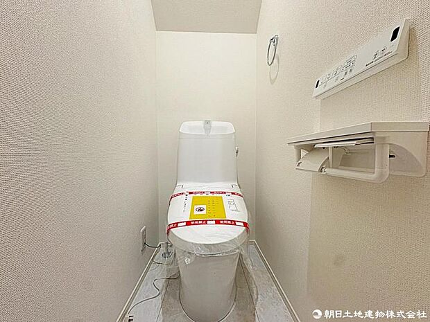 清潔感あふれるトイレ空間。毎日気持ちよくお使いいただける、快適で落ち着いた空間です。