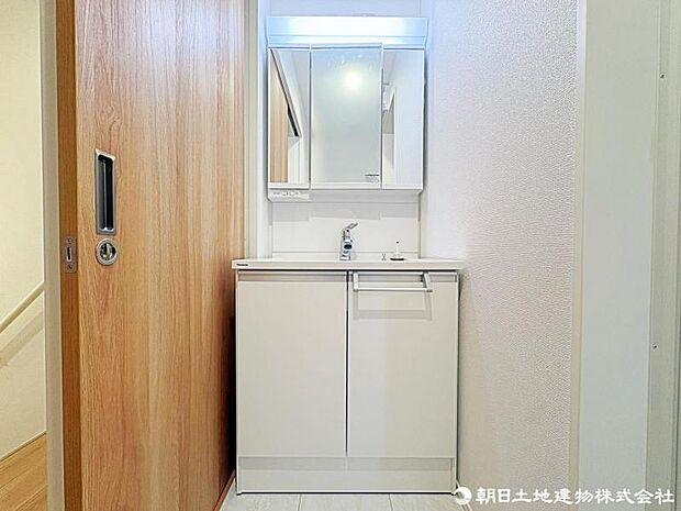 収納豊富な洗面化粧台を採用。身支度用品もすっきり片付き、快適にお使いいただけます。