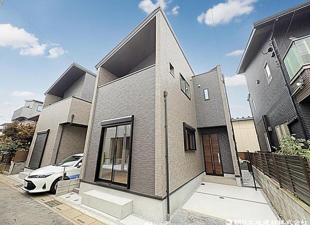 堂々とした佇まいが印象的な外観。住まいとしての風格と上質感を感じられる一邸です。