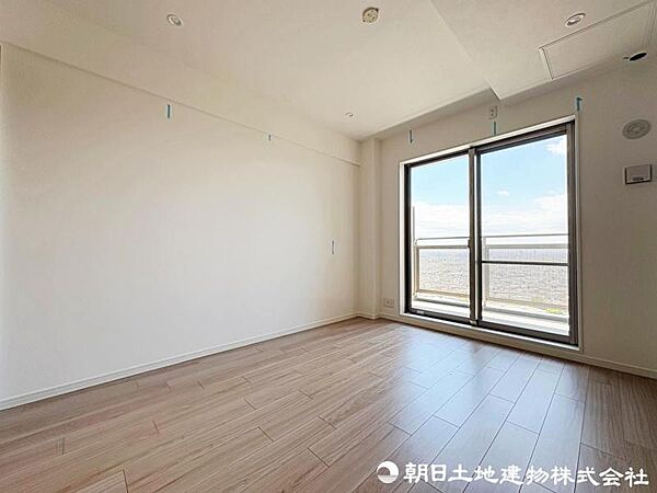 大きな窓からたっぷりと陽光が注がれる明るいお部屋です