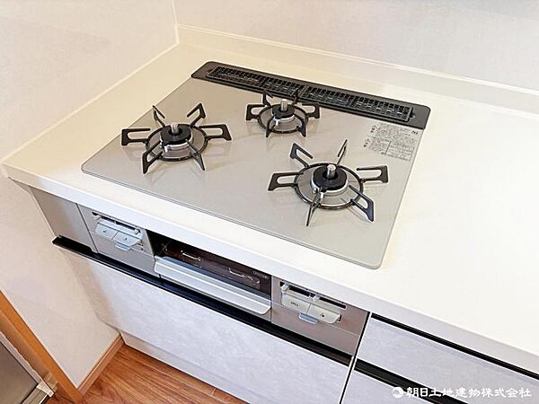使い勝手の良い三口コンロを採用。忙しい朝やご家族分のお料理もスムーズに行えます。