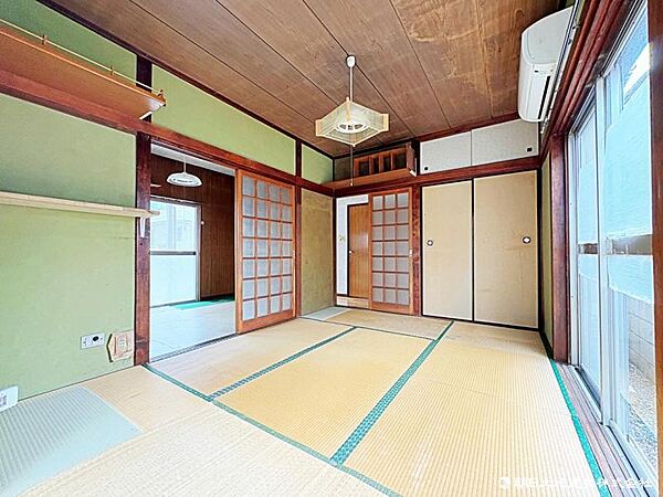 日中は照明いらずの明るい和室。居心地の良い住空間を実現しています。