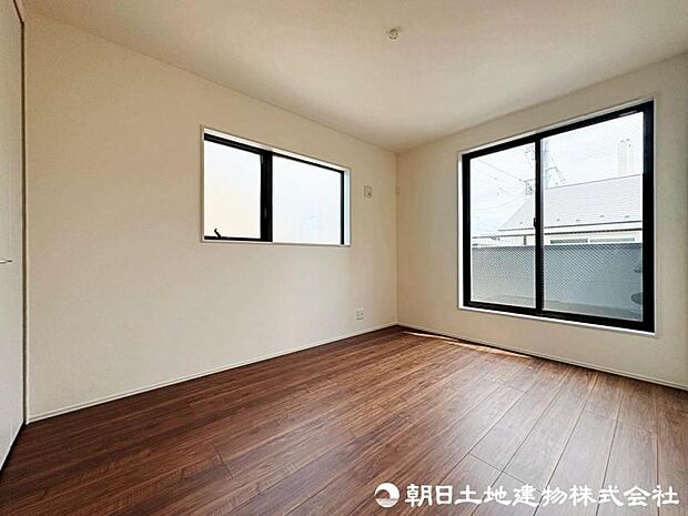 【洋室】大きな窓からたっぷりと陽光が注がれる明るいお部屋です