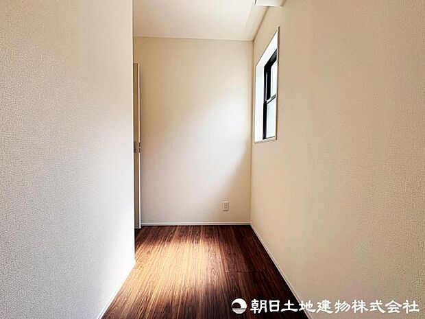 窓付きで換気OKの納戸。大切に保管したい雛人形・革製品なども安心