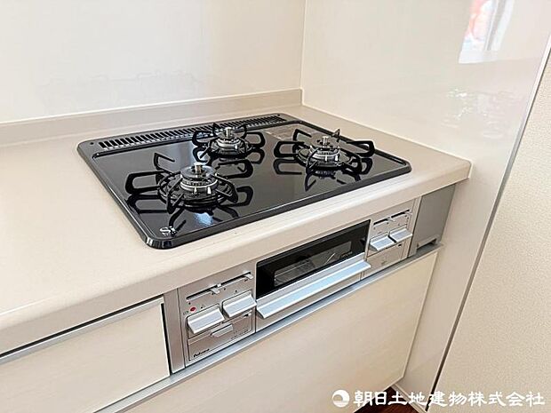 【キッチン】3つのコンロで同時調理が可能な、効率的で快適なキッチンスペースです