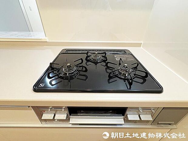 【キッチン】3つのコンロで同時調理が可能な、効率的で快適なキッチンスペースです