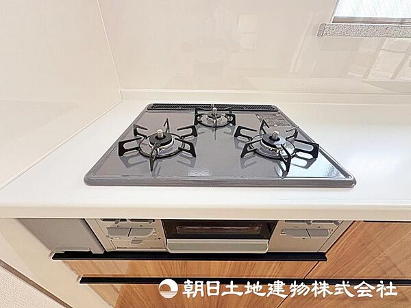 グリル付き3口コンロはお掃除も簡単。肉や魚などお料理の幅が広がります。