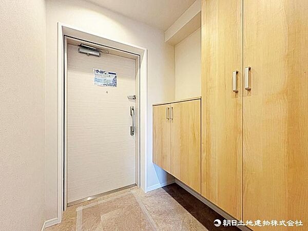 住まいの第一印象を彩る玄関。明るく清潔感のある空間がご家族や来客を温かく迎えます。