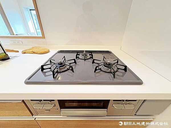 三口コンロを採用。複数の料理を同時に調理でき、毎日の家事効率を高めてくれます。
