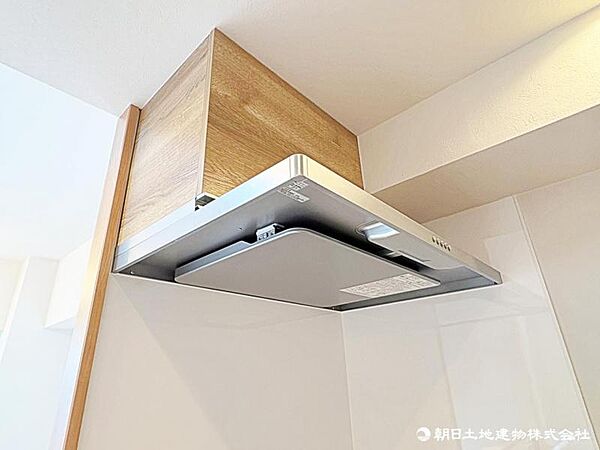 スタイリッシュなレンジフードを採用。調理中の煙やニオイをしっかり換気し、快適な空間を保ちます。
