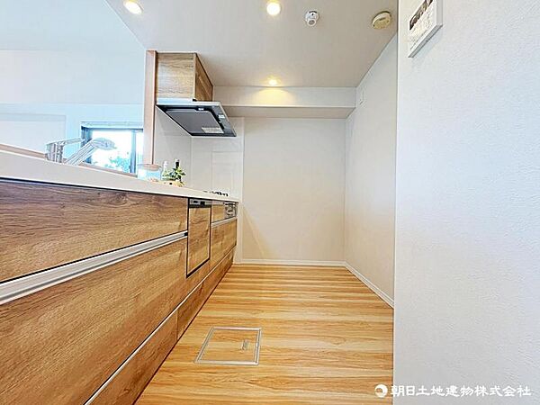 ご家族との会話を楽しみながら調理ができる開放的なキッチン。暮らしの中心となる空間です。