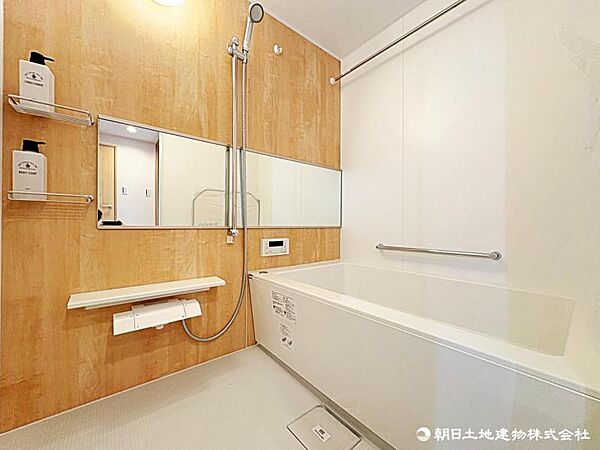 一日の疲れを癒すゆとりある浴室。足を伸ばして寛げる、心地よいバスタイムをお楽しみいただけます。