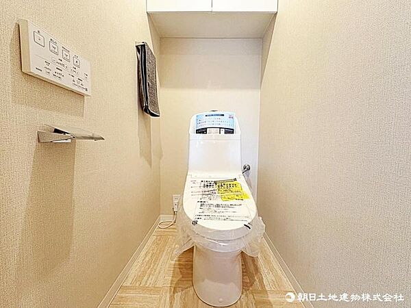 清潔感あふれるトイレ空間。毎日気持ちよくお使いいただける快適な設備です。