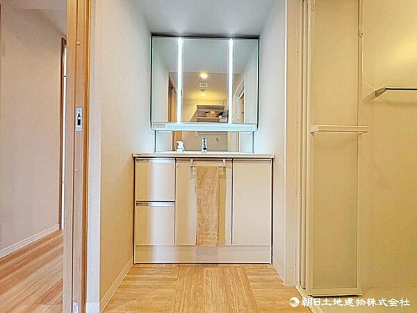 収納豊富な洗面化粧台を採用。身支度用品もすっきり片付き、快適にお使いいただけます。