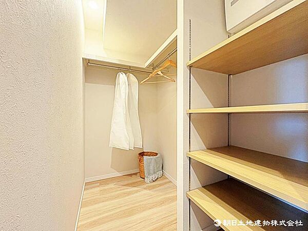 大容量のウォークインクローゼットを完備。衣類や小物をすっきり収納できる便利な空間です。