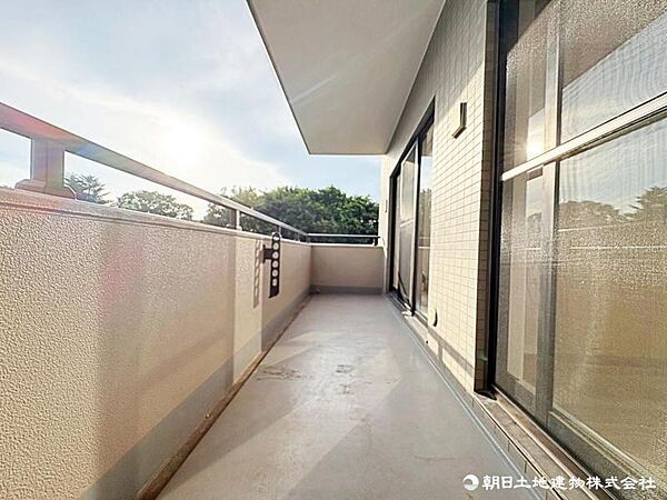 陽当たり良好のバルコニー。洗濯物もよく乾き、毎日の家事を快適にサポートします。
