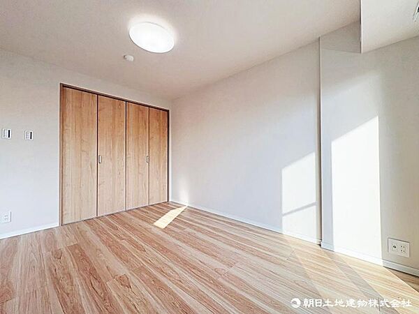 大きな窓から自然光が差し込む洋室。心地よく過ごせる落ち着いた住空間です。
