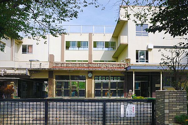 練馬区立大泉東小学校まで徒歩8分　597ｍ！近くて通いやすく、安心の通学路。周辺は落ち着いた住宅街です。