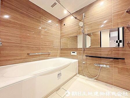 ゆったり寛げる広さのバスルーム。保温浴槽や掃除のしやすい床材。浴室乾燥機など嬉しい機能が充実の仕様です。