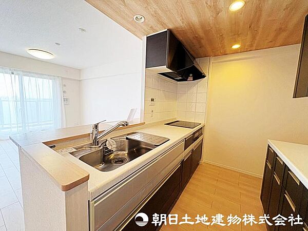 【キッチン】人気の対面式キッチンです。お料理をしながらご家族との会話も楽しめますね