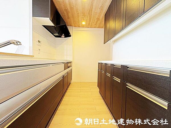 【キッチン】奥行きのあるキッチンスペース、カップボード付き
