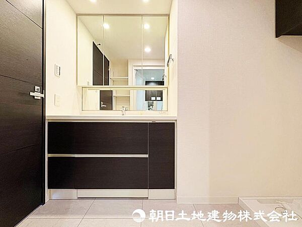 【洗面室】収納力と機能性に優れたお手入れラクラク三面鏡洗面化粧台です