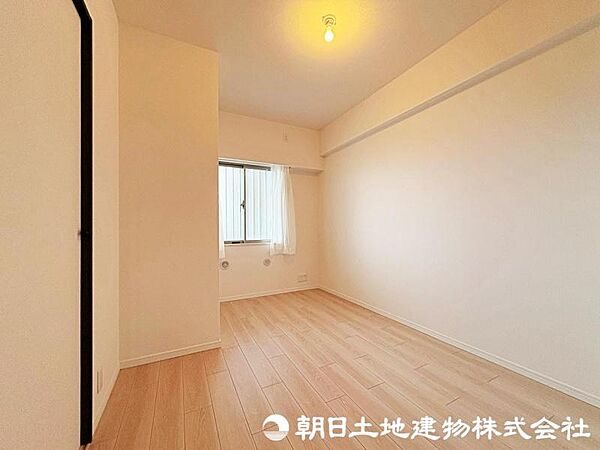 【洋室】シンプルなデザインが心地よい居室はリビングとの一体感が感じられます