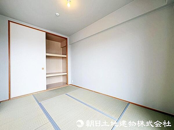 【和室】柔らかい畳の敷かれた和室は、お子様とゆっくりくつろげるお昼寝スペース