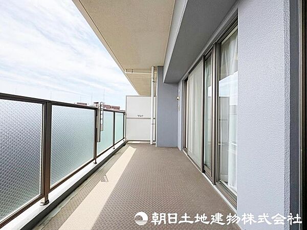 【バルコニー】陽当りの良いバルコニー、お洗濯ものや布団を干したりするのに十分なスペースです