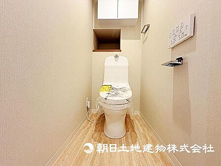 トイレには快適な温水洗浄便座付。いつも使うトイレだからこそ、こだわりたいポイントですね。