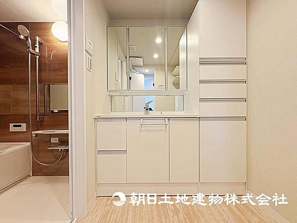 収納力と機能性に優れたお手入れラクラク洗面化粧台です。朝の身支度もこれでスムーズにこなせます。