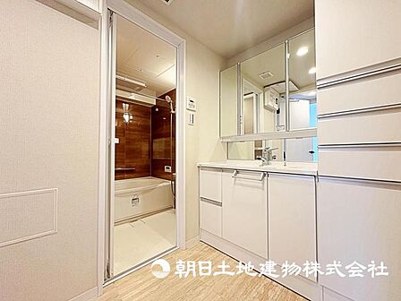 収納力のある洗面台を備えた、すっきり使える空間です。