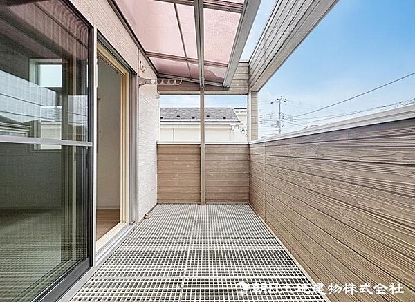 【バルコニー】陽当りの良いバルコニー、お洗濯ものや布団を干したりするのに十分なスペースです。