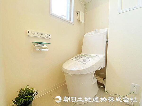 トイレには快適な温水洗浄便座付。いつも使うトイレだからこそ、こだわりたいポイントですね。