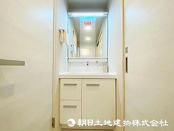 三面鏡シャンプードレッサー付きの洗面化粧台で朝の身だしなみもバッチリですね。