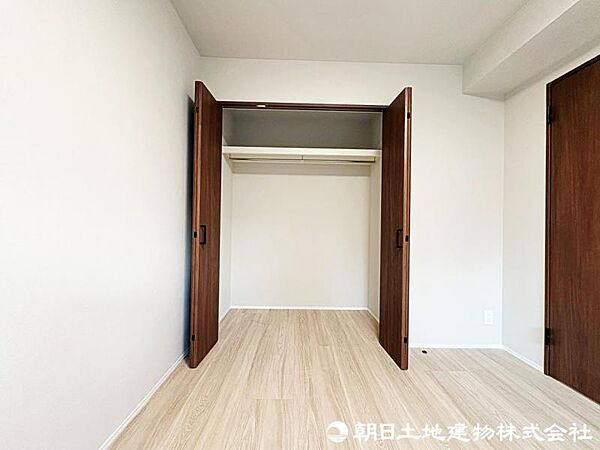 大切な衣類を収納できる大型クローゼット
