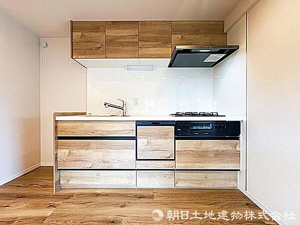 毎日の料理が快適に楽しめる、使いやすさと収納力を備えた機能的なキッチンです。