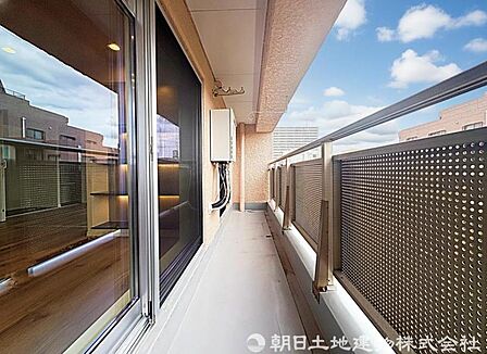 陽当たりの良い開放的なバルコニーで、洗濯物干しなど毎日の暮らしに便利な空間です。
