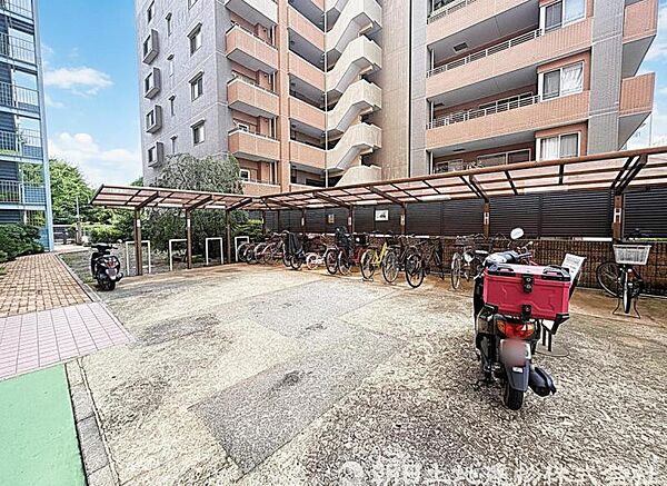 日常使いに便利な、さまざまな自転車が並ぶ駐輪スペースです。