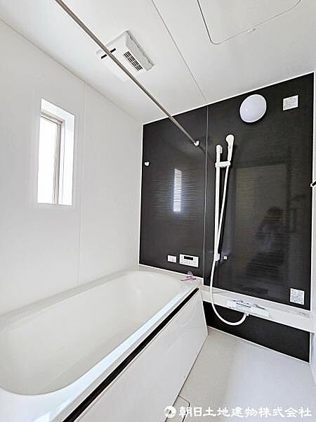 【バスルーム】一日の疲れを癒す浴室、より快適なバスタイムをお楽しみいただけます。