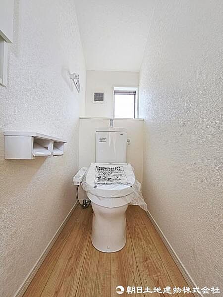 トイレには快適な温水洗浄便座付。いつも使うトイレだからこそ、こだわりたいポイントですね。