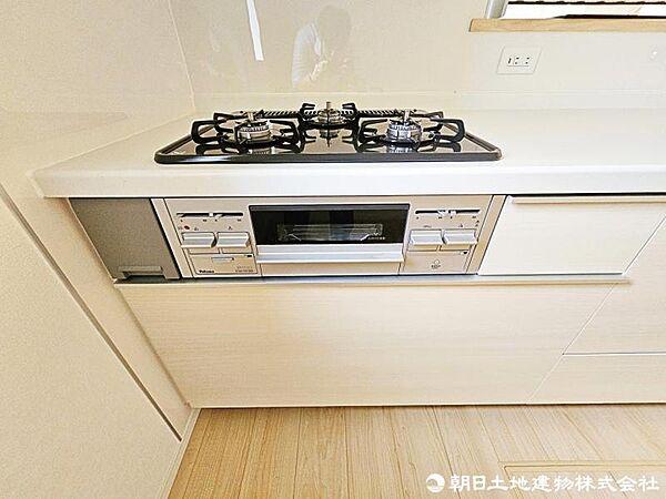 3口コンロ、グリル付でお料理のしやすさも特徴的