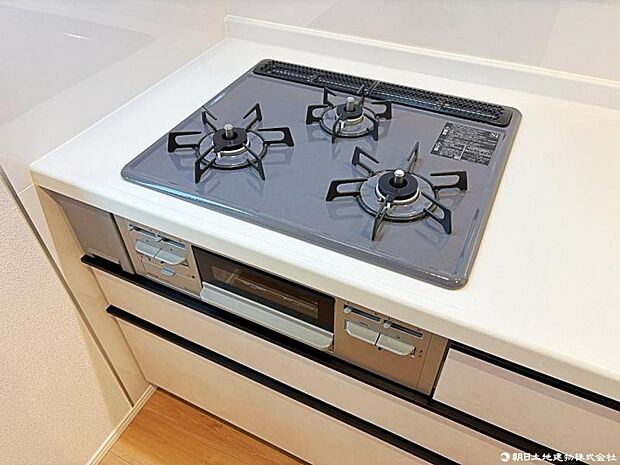 毎日のお料理を快適にサポートする三口コンロ。作業効率が良く、家事負担の軽減にも繋がります。