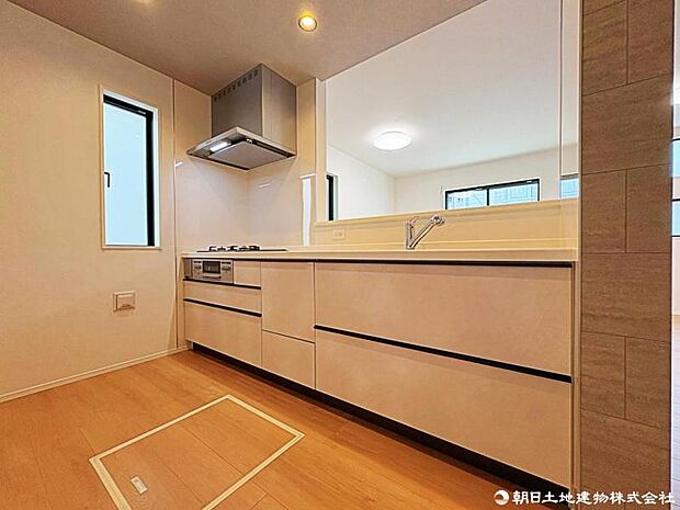 使い勝手の良いシステムキッチン。収納も豊富で、毎日のお料理が楽しくなる快適な空間です。
